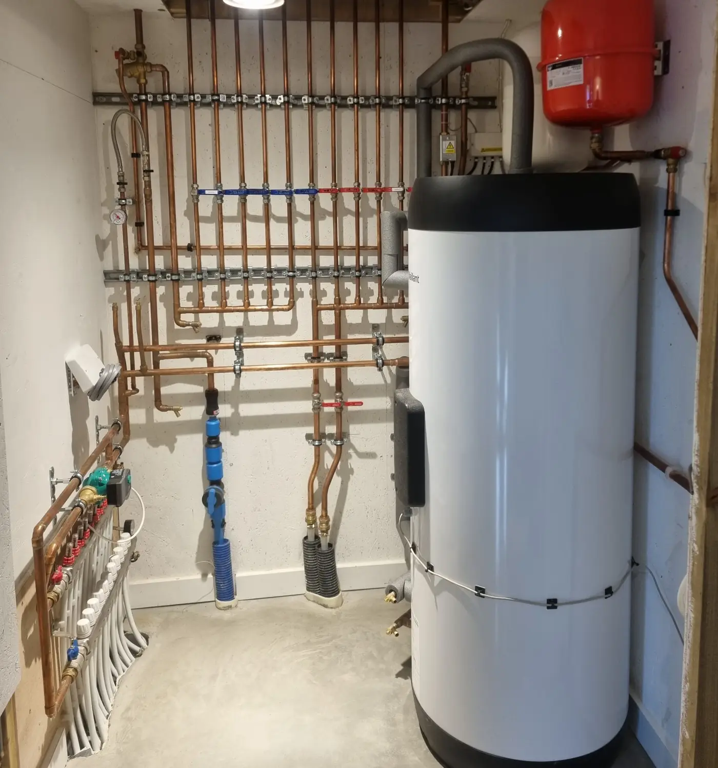 Vaillant arotherm heat pump, unvented cylinder and underfloor heating installation